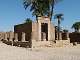 Louxor Temple Allee Devant Entree 0070
